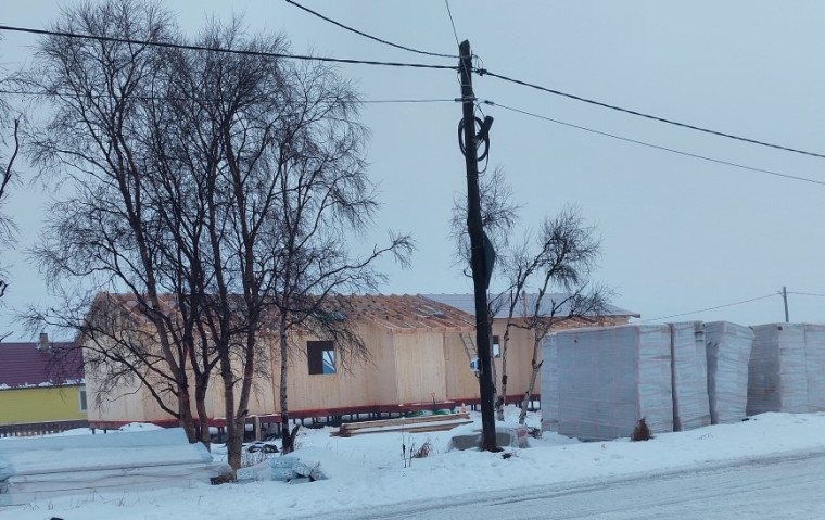 Идет строительство нового дома. Идет строительство нового дома.